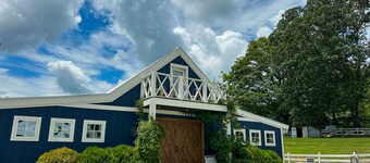 Peaceful home with wheelchair accessibility, outdoor deck, front porch & wifi