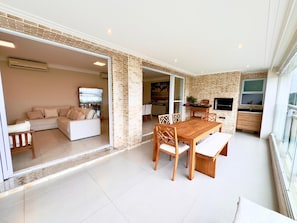 Living area - Beautiful apartment with ocean view, on Enseada beach, Guarujá. (Guarujá)