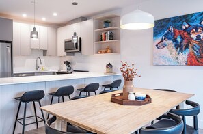 Bluebird Daze (Unit 4207) | Servicio a la habitación