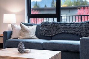 Design-Apartment, Bergblick | Wohnbereich | Flachbildfernseher