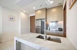 Suite Familiale, 3 chambres, accès au salon club, vue ville | Cuisine privée