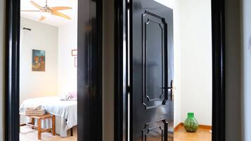 Familieværelse til 4 personer - bakkeudsigt | Premium-sengetøj, gratis baby-/barnesenge, gratis Wi-Fi, sengetøj