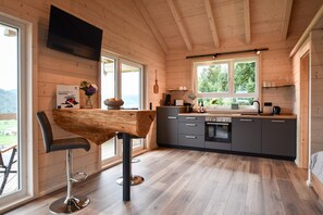 Jääkaappi, uuni, liesi, astianpesukone