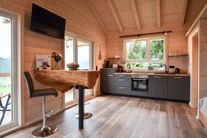 ثلاجة، فرن، موقد طهي مسطح، غسالة أطباق