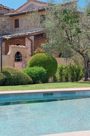 المنشأة من الخارج