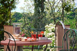 Romantic Escape | Terrace/patio