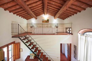 ستائر تعتيم ومكواة/لوح كي وواي فاي مجانًا