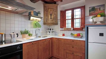 La Canonica del Chianti | Cucina privata | Frigorifero, microonde, forno, piano cottura