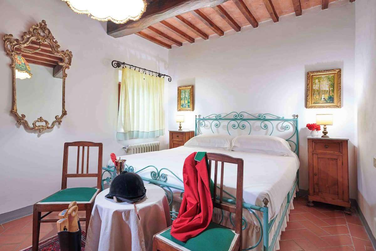 ستائر تعتيم ومكواة/لوح كي وواي فاي مجانًا