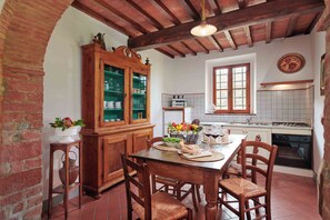 Superior-Apartment, Hügelblick | Eigene Küche