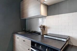 Frigorífic, placa de cuina i utensilis de cuina, vaixella i coberteria