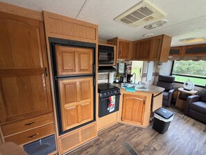 Refrigerador, microondas, parrilla de estufa y cafetera y tetera 