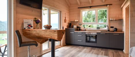 Refrigerador, lavavajillas, cafetera y tetera y utensilios de cocina