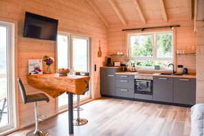 Kühlschrank, Geschirrspüler, Wasserkocher mit Kaffee-/Teezubehör