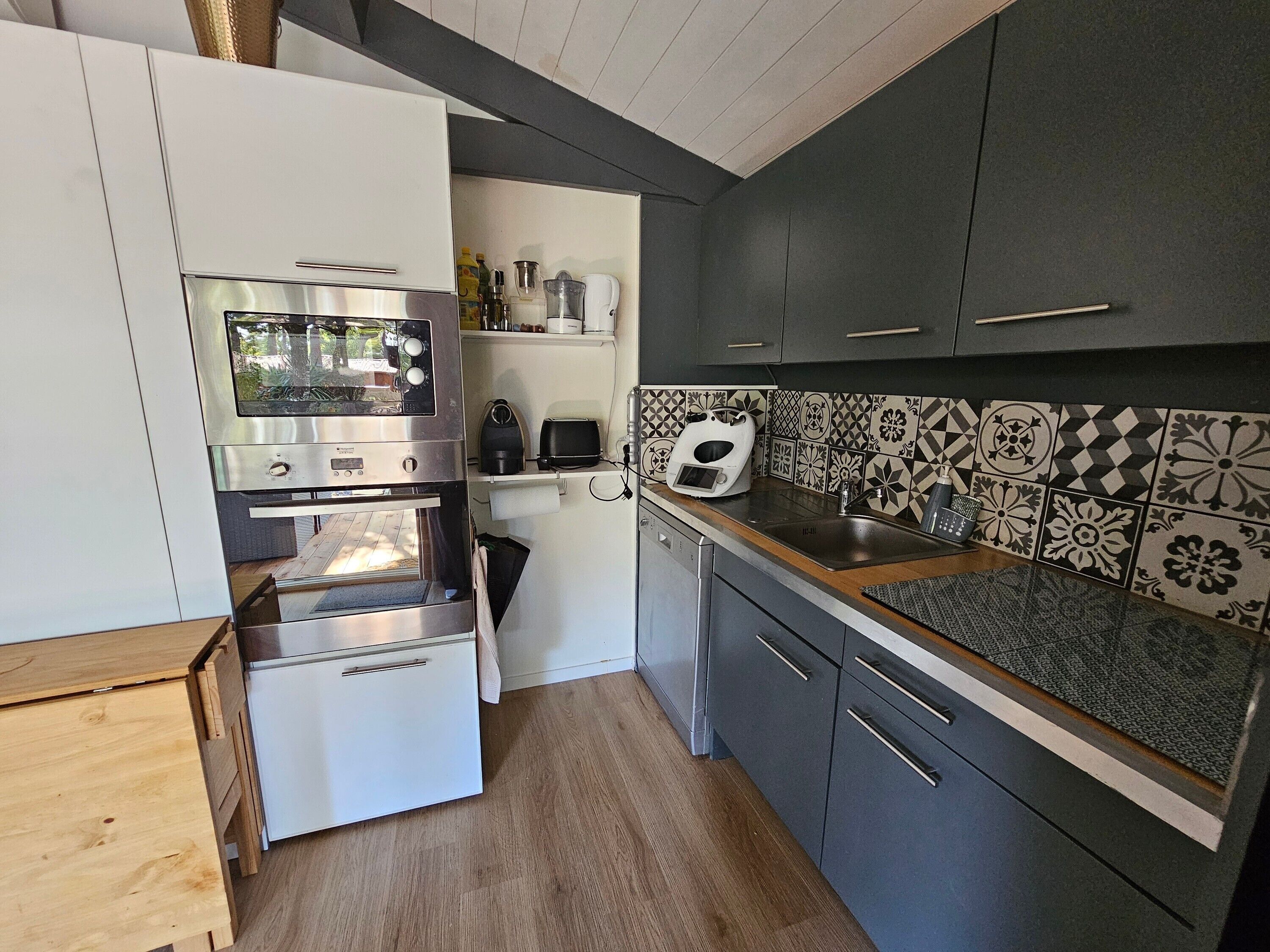 Kühlschrank, Mikrowelle, Ofen, Herdplatte