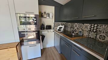 KĂŒhlschrank, Mikrowelle, Ofen, Herdplatte