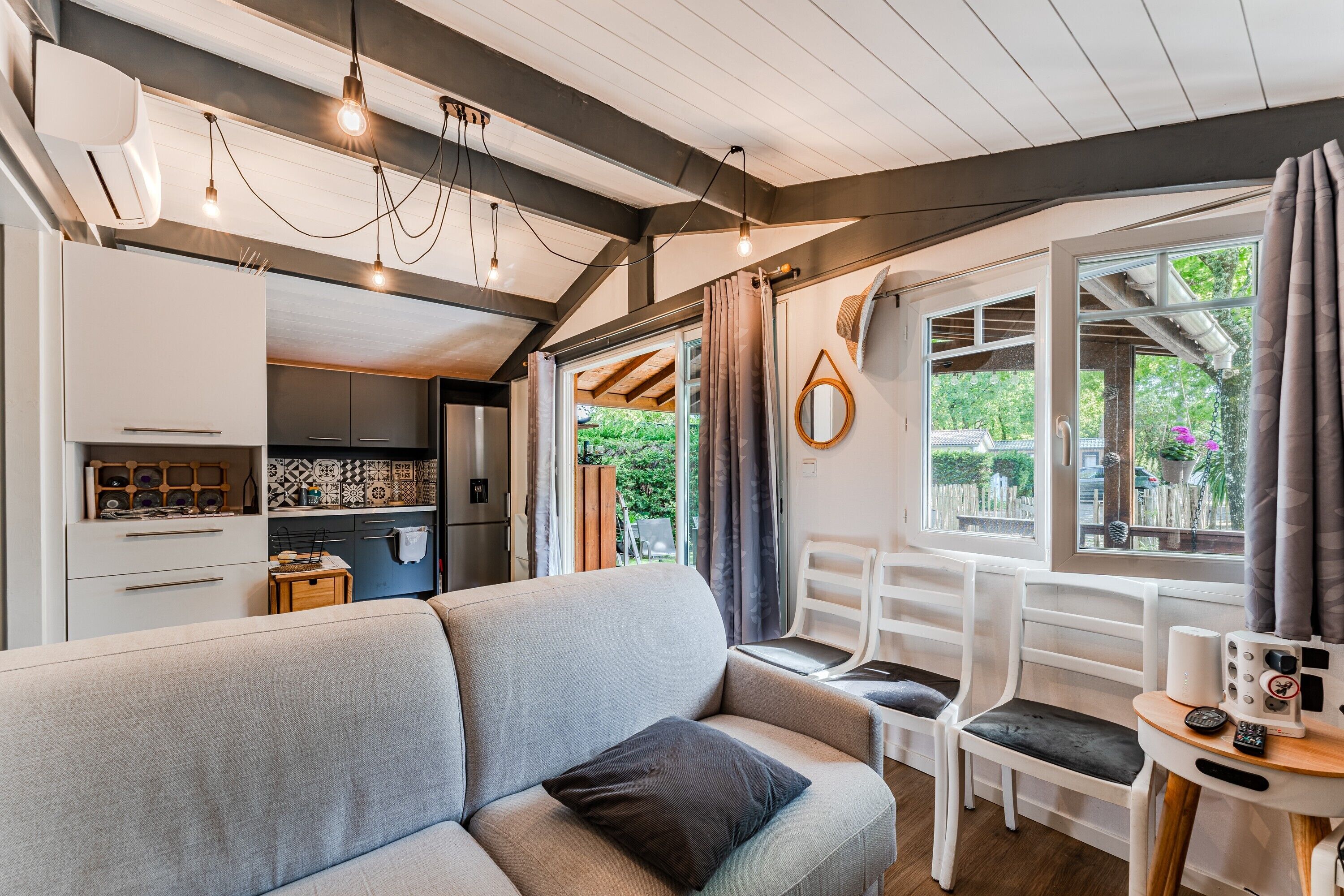 Téléviseur, table de ping-pong