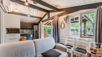 Téléviseur, table de ping-pong