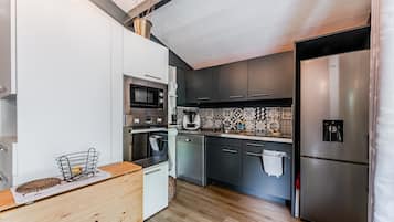 Réfrigérateur, micro-ondes, four, plaque de cuisson