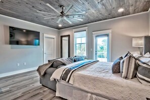 8 bedrooms, desk, iron/ironing board, travel cot - King's Castle | Luxury Beach Escape | Huge Private Pool/Spa | 6-Seater Golf Cart (Destin)