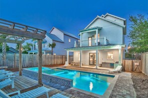 A heated pool - King's Castle | Luxury Beach Escape | Huge Private Pool/Spa | 6-Seater Golf Cart (Destin)