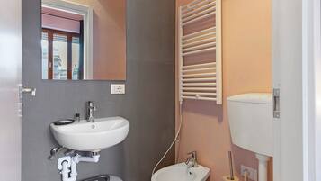 Een douche, een haardroger, handdoeken