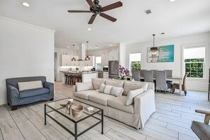 Smart TV - Salty Okie | Community Pool | 6-Seater Golf Cart | 4 Mins to Public Beach (Miramar Beach)