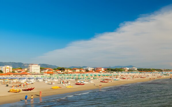Una spiaggia nelle vicinanze