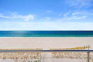 Ein Strand mit klarem Himmel und ruhiger See.