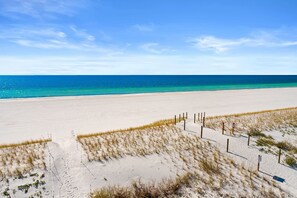 On the beach - Stunning Beachfront Mexico Beach| 6 BR, Sleeps 18 (Mexico Beach)