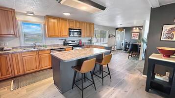 Réfrigérateur, four à micro-ondes, un four, surface de cuisson