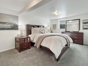 Skrivebord, strykejern/-brett, reiseseng for barn og wi-fi (inkludert)