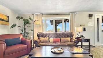 Téléviseur connecté, livres, bureau