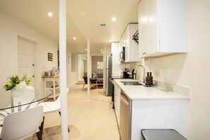 Four à micro-ondes, un four, surface de cuisson, lave-vaisselle