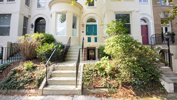 A multi-story building with a central entrance, a staircase, and a small garden area. - 2 bedroom sanctuary in the middle of Washington DC (Washington)