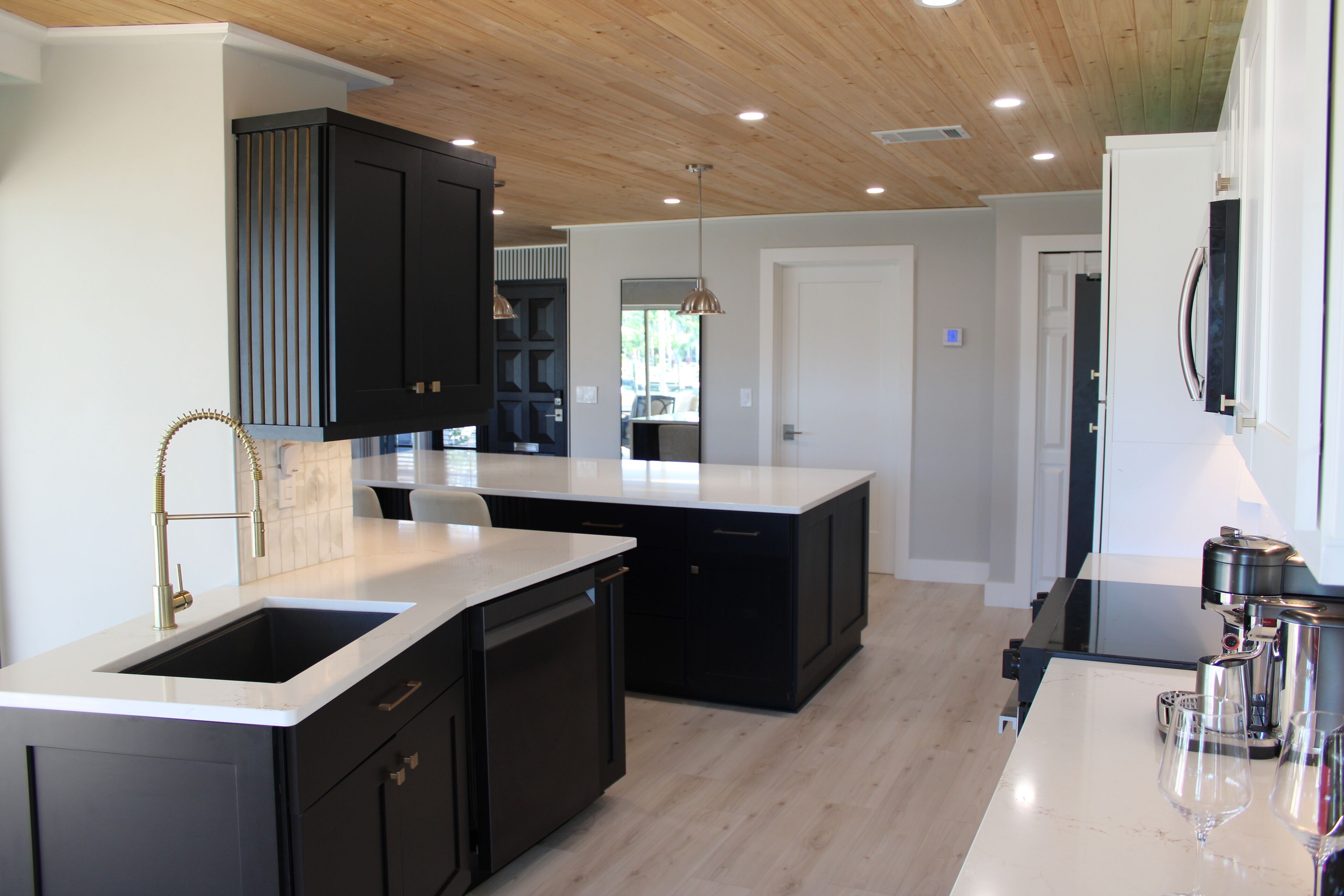 Jääkaappi, mikroaaltouuni, uuni, liesi