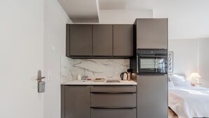 Grand Studio | Private kitchen | Stovetop, electric kettle, toaster, cookware/dishes/utensils - LYV Apartments - Berlin Neukölln (Berlin)