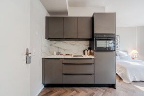 Estudio Grand | Cocina privada | Parrilla de estufa, tetera eléctrica, tostadora y utensilios de cocina