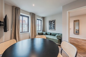 Family Apartment | Premium bedding, down duvets, memory-foam beds, soundproofing - LYV Apartments - Berlin Neukölln (Berlin)