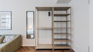 Grand Studio | Wardrobe - LYV Apartments - Berlin Neukölln (Berlin)
