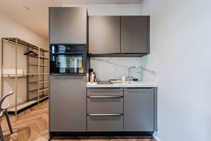 Apartment | Private kitchen | Stovetop, electric kettle, toaster, cookware/dishes/utensils - LYV Apartments - Berlin Neukölln (Berlin)