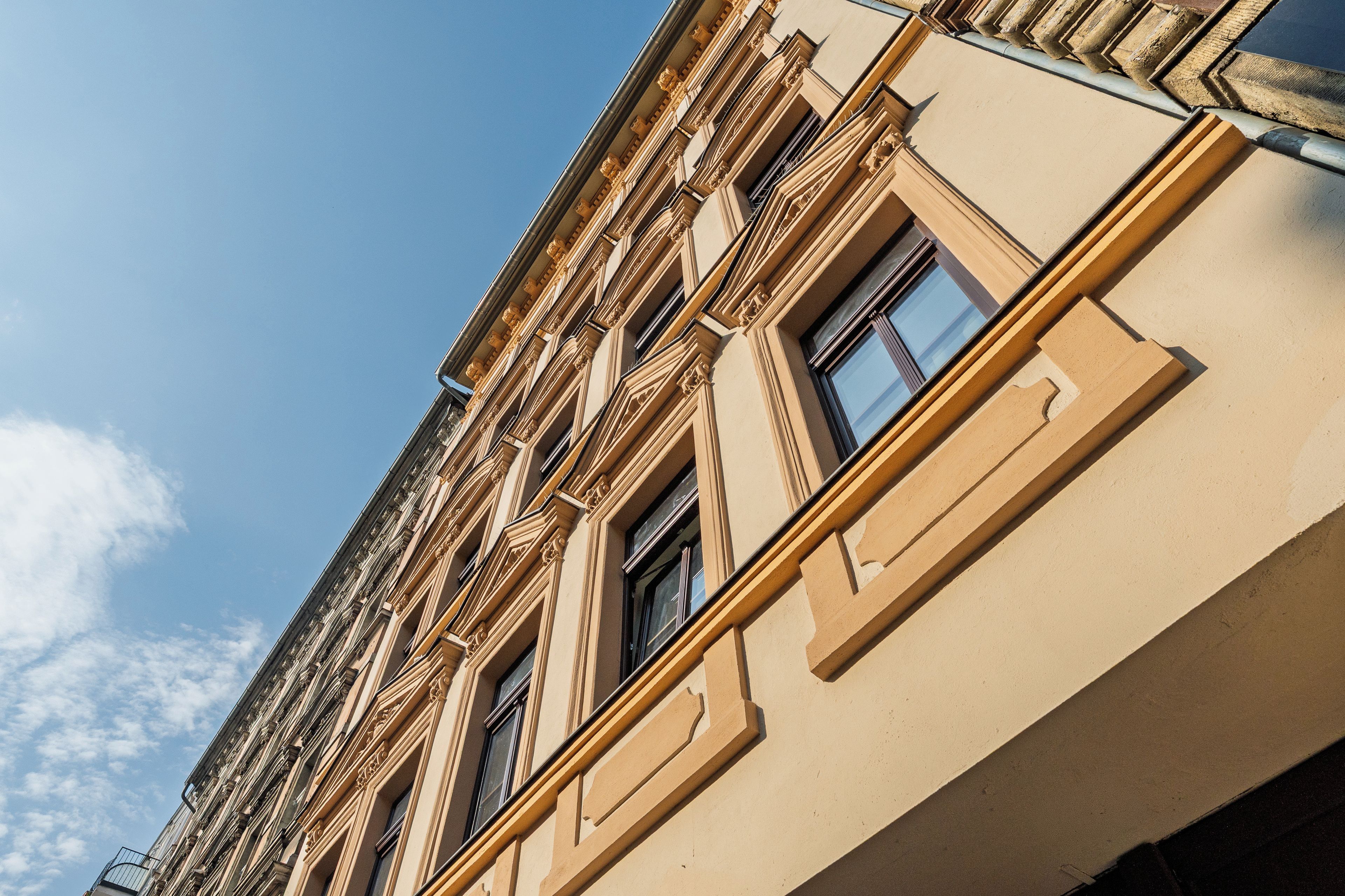 Un bâtiment doté de nombreuses fenêtres, avec un ciel dégagé.