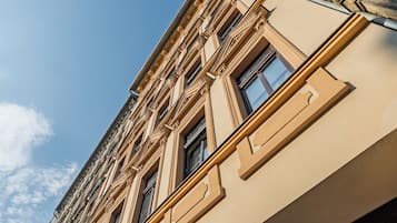 Un bâtiment doté de nombreuses fenêtres, avec un ciel dégagé.
