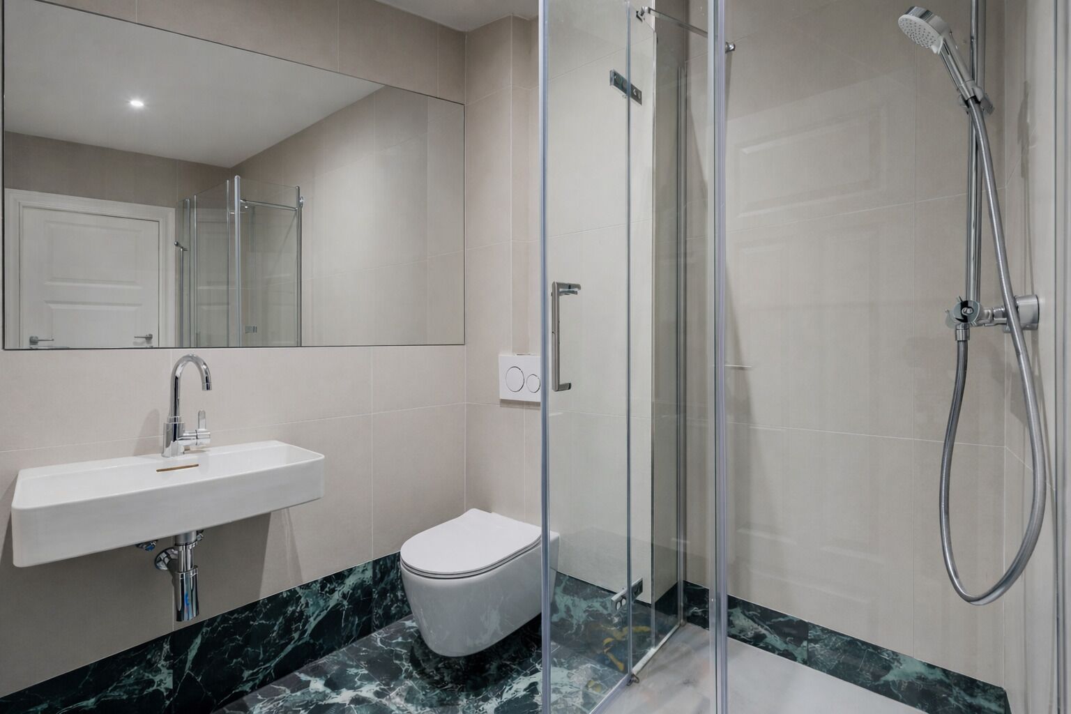 Haartrockner, Handtücher, Seife, Shampoo