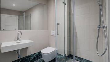 Haartrockner, Handtücher, Seife, Shampoo