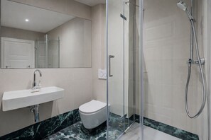 Hair dryer, towels, soap, shampoo - LYV Apartments - Berlin Neukölln (Berlin)