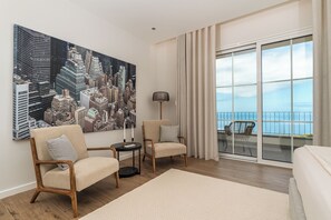 3 chambres, bureau, fer et planche à repasser, lit de bébé portatif