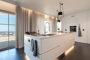 Fridge, microwave, oven, stovetop - Perfect retreat with sea and mountain views (Estreito da Calheta)