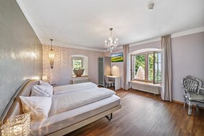 In-room safe, free WiFi, wheelchair access