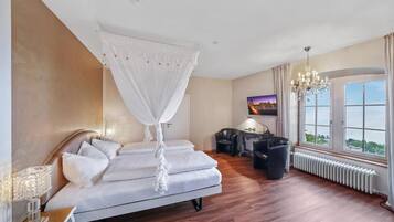 In-room safe, free WiFi, wheelchair access